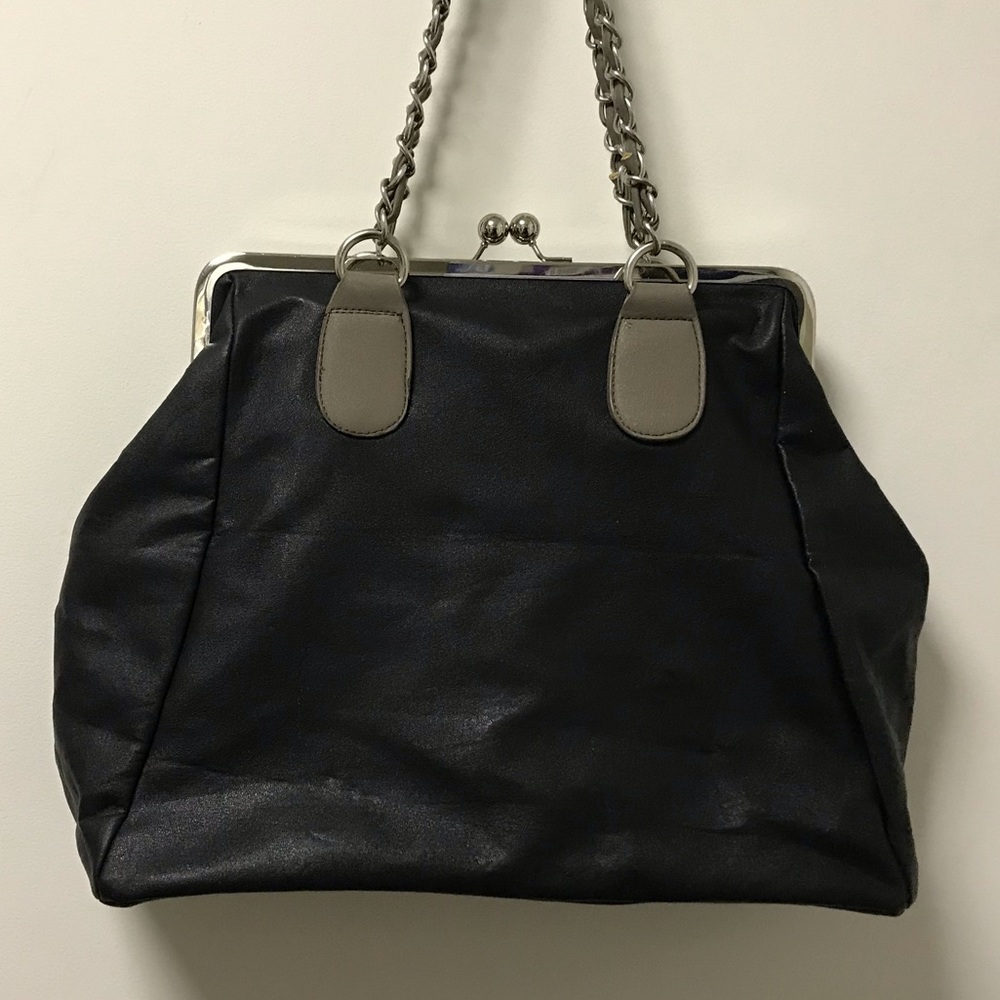 Nice & Stylish Roomy Silver Chain Leaf Accented Bag! - Picture 3 of 14